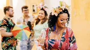 Durante a folia, o cuidado com o consumo de água é essencial para evitar risco de desidratação (Imagem: Kleber Cordeiro | Shutterstock)