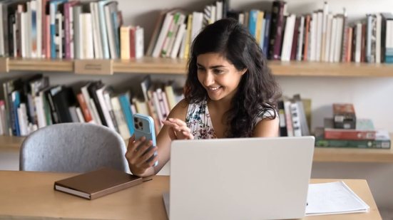 É possível preservar o foco e garantir um estudo mais eficaz sem abrir mão da conectividade (Imagem: fizkes | Shutterstock)