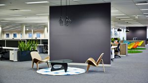 Projetar espaços de circulação intensa e ambientes corporativos exige um olhar atento para a funcionalidade, o conforto e a experiência do usuário (Imagem: PhotoMavenStock | Shutterstock)