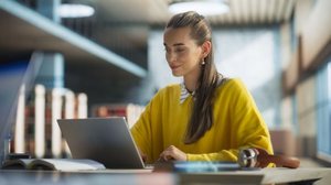 Estudar online exige disciplina para aproveitar as ferramentas disponíveis (Imagem: Gorodenkoff | Shutterstock)