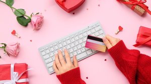 Golpes online aumentam durante datas comemorativas (Imagem: Pixel-Shot | Shutterstock)