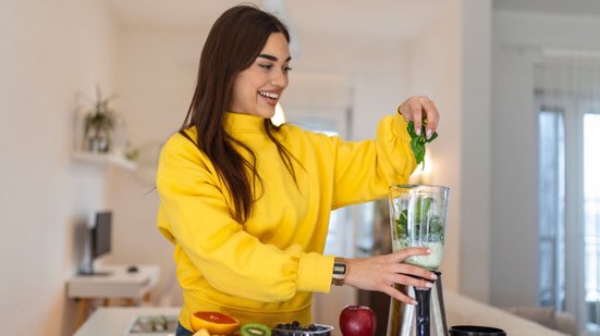 O consumo de vitaminas caseiras pode ajudar no ganho de massa muscular (Imagem: Photoroyalty | Shutterstock)