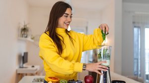 O consumo de vitaminas caseiras pode ajudar no ganho de massa muscular (Imagem: Photoroyalty | Shutterstock)