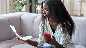 A leitura cuidadosa de contratos bancários ajuda a evitar juros abusivos (Imagem: Ground Picture | Shutterstock)