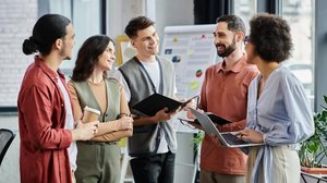 O networking influencia diretamente o posicionamento e a evolução na carreira profissional (Imagem: LightField Studios | Shutterstock)