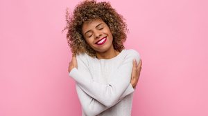 A saúde da mulher é única em cada etapa da vida e precisa de atenção (Imagem: Kues | Shutterstock)