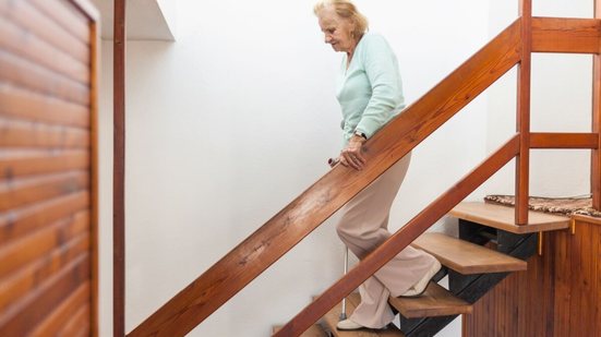 Pequenas atitudes ajudam a prevenir a queda de idosos em casa (Imagem: And-One | Shutterstock)