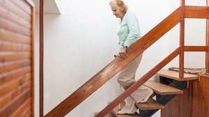 Pequenas atitudes ajudam a prevenir a queda de idosos em casa (Imagem: And-One | Shutterstock)