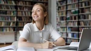 Aprender com estratégia faz toda a diferença na hora da prova (Imagem: fizkes | Shutterstock)