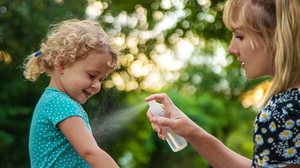 O repelente deve ser usado com cautela em crianças (Imagem: Tatevosian Yana | Shutterstock)