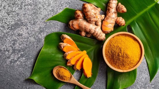 A cúrcuma, rica em curcumina, oferece propriedades antioxidantes e anti-inflamatórias (Imagem: Rostovtsevayu | Shutterstock)