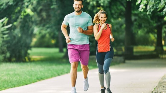 Os exercícios aeróbicos ajudam a fortalecer os músculos do abdômen (Imagem: pics five | Shutterstock)