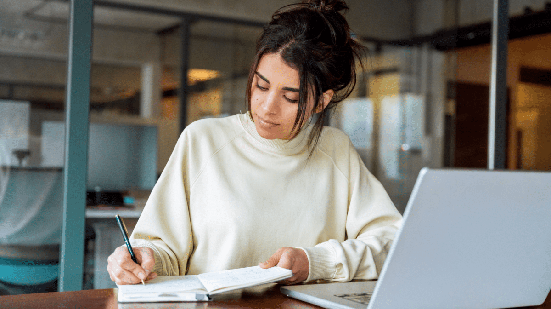 Os filmes podem ser uma ótima ferramenta para o desenvolvimento do pensamento crítico, estimulando a reflexão sobre questões sociais, éticas e culturais (Imagem: Stock 4you | Shutterstock)