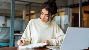 Os filmes podem ser uma ótima ferramenta para o desenvolvimento do pensamento crítico, estimulando a reflexão sobre questões sociais, éticas e culturais (Imagem: Stock 4you | Shutterstock)