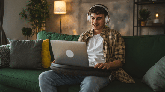 Além do entretenimento, os filmes podem ajudar no aprendizado ao apresentar temas científicos, incentivar reflexões e desenvolver o pensamento crítico (Imagem: Miljan Zivkovic | Shutterstock)