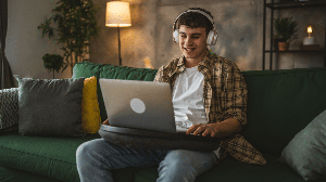 Além do entretenimento, os filmes podem ajudar no aprendizado ao apresentar temas científicos, incentivar reflexões e desenvolver o pensamento crítico (Imagem: Miljan Zivkovic | Shutterstock)