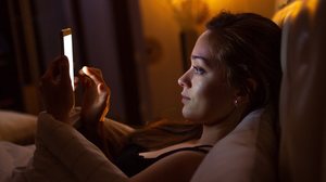 Usar o celular antes de dormir é um hábito que prejudica o descanso adequado (Imagem: goffkein.pro | Shutterstock)