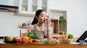 Fibras presentes em frutas e vegetais ajudam a eliminar toxinas do corpo e podem auxiliar na prevenção ao câncer (Imagem: THICHA SATAPITANON | Shutterstock)