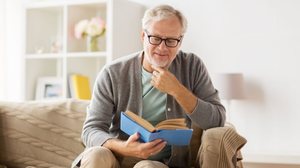 Pequenos hábitos no dia a dia podem ajudar a proteger o cérebro contra o Alzheimer, preservando as funções cognitivas e a qualidade de vida (Imagem: Ground Picture | Shutterstock)