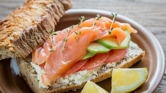 Sanduíche de salmão com queijo cottage (Imagem: Alexander Prokopenko | Shutterstock)