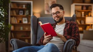 Ler é uma forma de compreender melhor o mundo atual e refletir sobre os desafios sociais (Imagem: Miljan Zivkovic | Shutterstock)