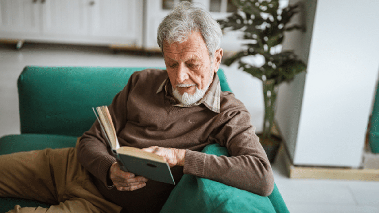 Os livros oferecem reflexões, acolhimento e caminhos possíveis para lidar com os desafios do cotidiano (Imagem: Miljan Zivkovic | Shutterstock)