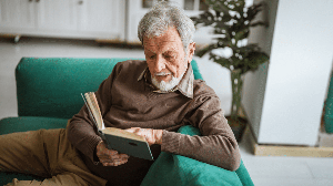 Os livros oferecem reflexões, acolhimento e caminhos possíveis para lidar com os desafios do cotidiano (Imagem: Miljan Zivkovic | Shutterstock)
