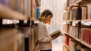 Ler ajuda a compreender melhor o mundo ao redor e ampliar os horizontes (Imagem: Gorgev | Shutterstock)