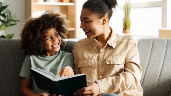 Os livros ajudam as crianças a compreenderem suas emoções e a encontrarem maneiras de se expressar (Imagem: AYO Production | Shutterstock)