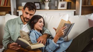 Os livros são capazes de aquecer o coração e trazer reflexões valiosas (Imagem: Miljan Zivkovic | Shutterstock)