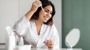 Uma rotina prática ajuda a manter a pele protegida, equilibrada e bem cuidada ao longo do tempo (Imagem: Prostock-studio | Shutterstock)
