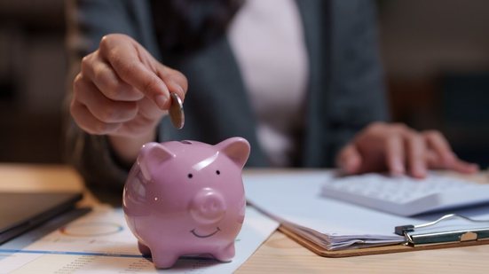 Em 2026, critérios como idade e pontuação ficaram mais exigentes  (Imagem: CrizzyStudio | Shutterstock)