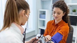 A pressão alta é uma doença silenciosa e pode atingir pessoas de todas as idades (Imagem: Photoroyalty | Shutterstock)