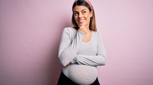 Esclarecer informações contraditórias garante os direitos e a saúde da gestante e do bebê (Imagem: Krakenimages.com | Shutterstock)