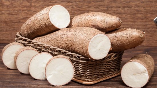 A mandioca não só traz sabor às refeições, mas também uma série de vantagens para a saúde (Imagem: gcafotografia | Shutterstock)