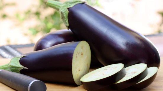 Funcional, a berinjela cabe em qualquer dieta e enriquece o valor nutricional das refeições (Imagem: Vandelay Industries | Shutterstock)