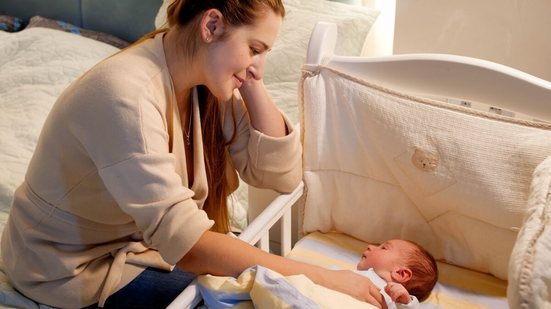 Dormir no próprio espaço garante um sono reparador e seguro para o bebê (Imagem: kryzhov | Shutterstock)