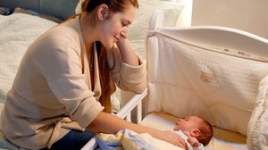 Dormir no próprio espaço garante um sono reparador e seguro para o bebê (Imagem: kryzhov | Shutterstock)