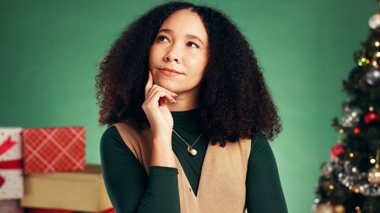 Práticas simples ajudam a cuidar da saúde mental e cultivar bem-estar emocional durante o período das festas de fim de ano (Imagem: PeopleImages | Shutterstock)