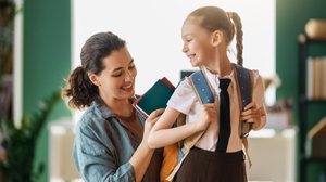 A escola deve contribuir para o desenvolvimento da criança (Imagem: Yuganov Konstantin | Shutterstock)