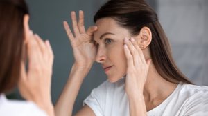 O uso do cigarro pode prejudicar a saúde da pele (Imagem: puhhhna | Shutterstock)