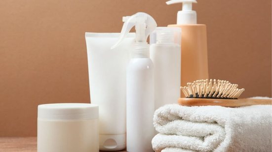 Alguns produtos deixam os fios mais bonitos e saudáveis (Imagem: White bear studio | Shutterstock)