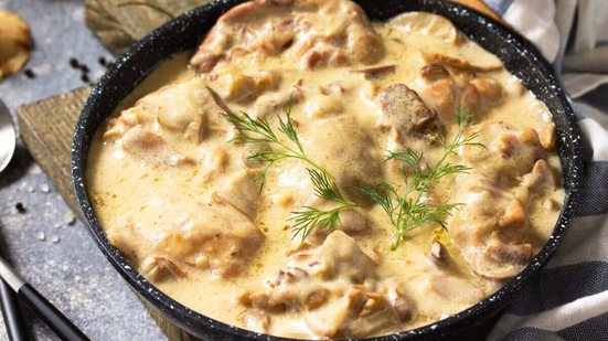 Filé de frango ao molho de mostarda (Imagem: Elena Hramova | Shutterstock)