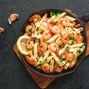 Penne com camarão e limão (Imagem: Oksana Mizina | Shutterstock)