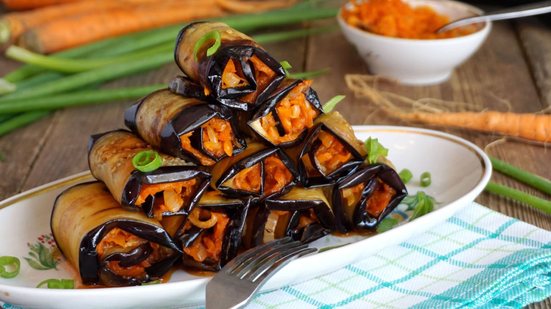 Rolinho de berinjela com cenoura (Imagem: Iuliia Kochenkova | Shutterstock)