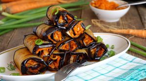 Rolinho de berinjela com cenoura (Imagem: Iuliia Kochenkova | Shutterstock)