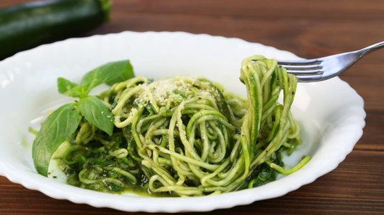 Espaguete de abobrinha com pesto de manjericão (Imagem: hiroamano | Shutterstock)