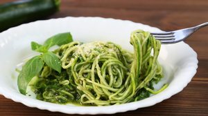 Espaguete de abobrinha com pesto de manjericão (Imagem: hiroamano | Shutterstock)