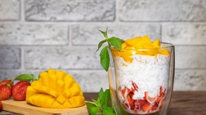 Pudim de chia com morango e manga (Imagem: PromKaz | Shutterstock)