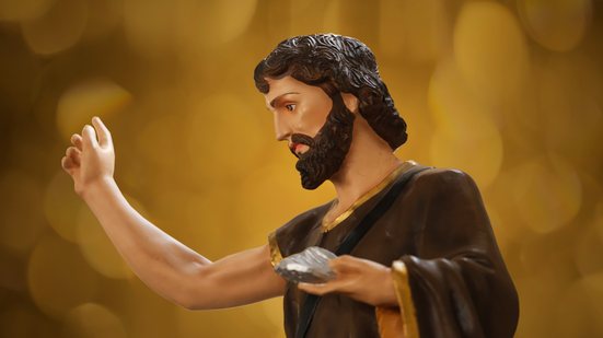 Além das festividades, o Dia de São João é dedicado a orações e simpatias (Imagem: Sidney de Almeida | Shutterstock)